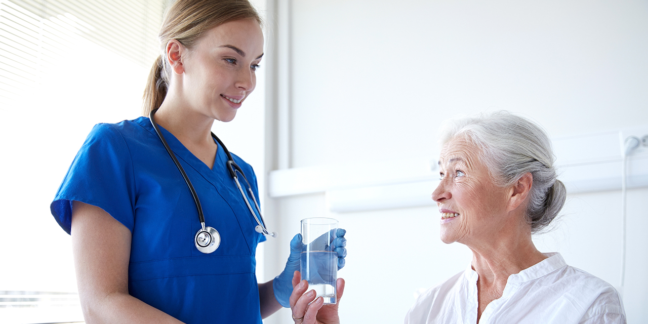 sygeplejerske tager sig af ældre person