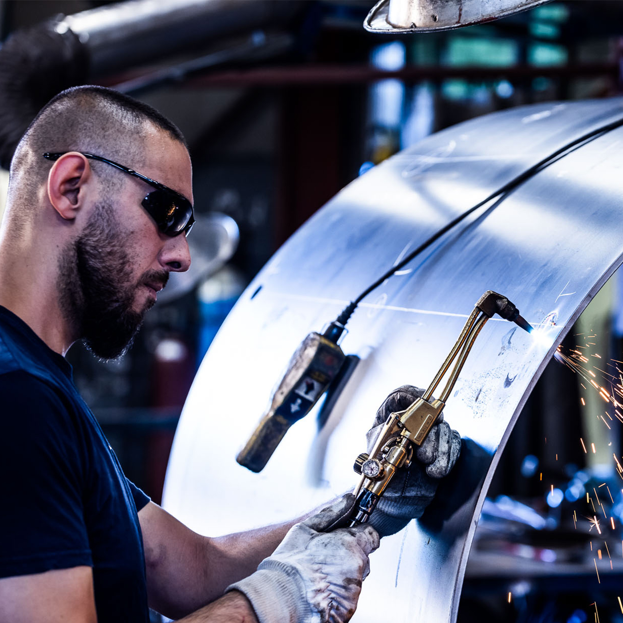 Mand svejser RECI varmtvandsbeholder