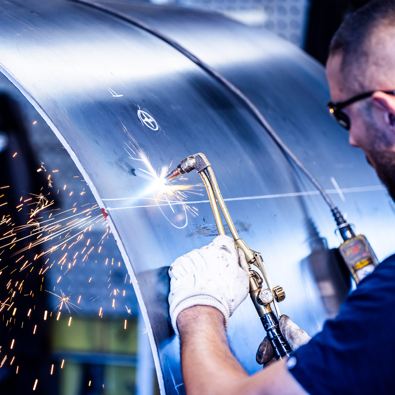 Mand opsvejser varmtvandsbeholder