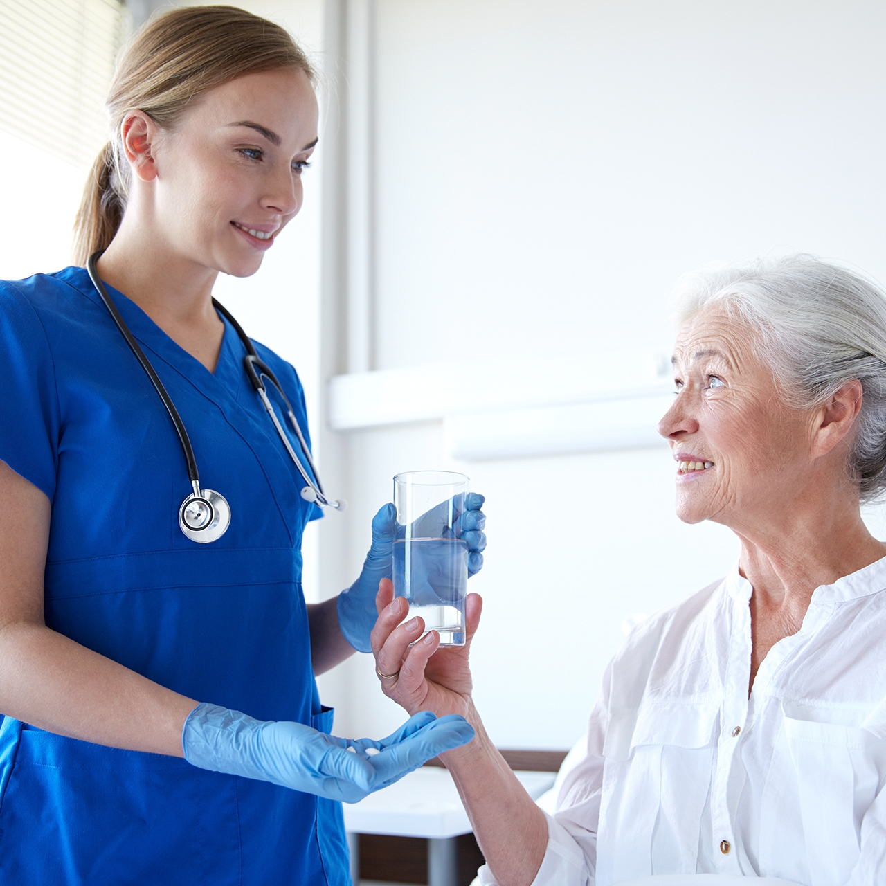 sygeplejerske tager sig af ældre person