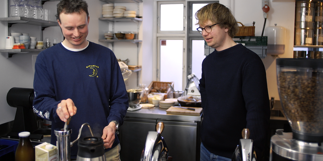 jonas-og-sebastian-i-prolog-kaffebar