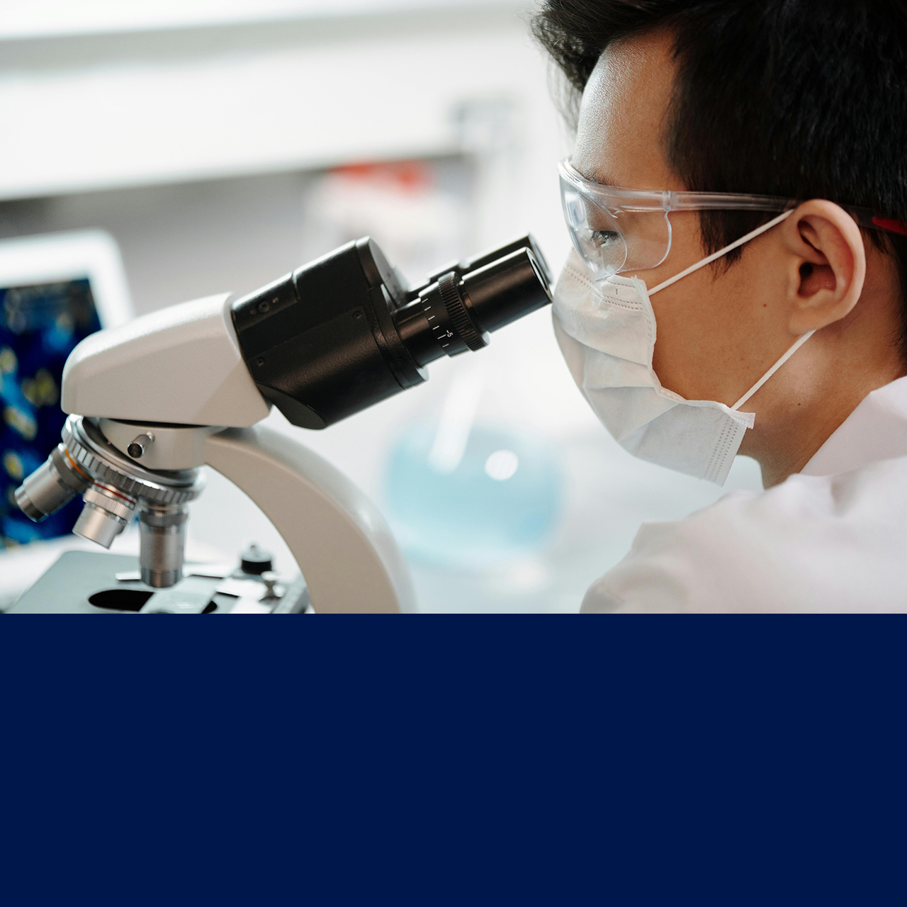 en person holder en vandprøve