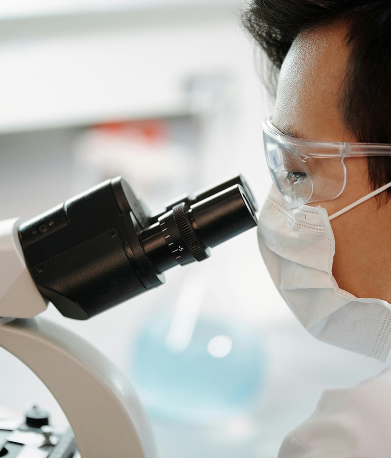 Laboratorieassistent undersøger for legionella