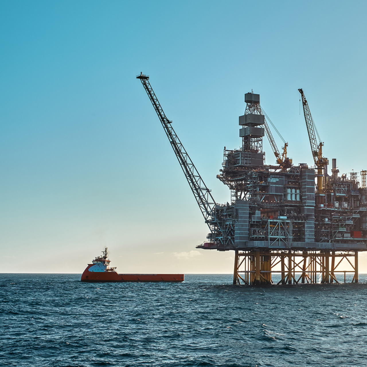 Boreplatform og skib i havet