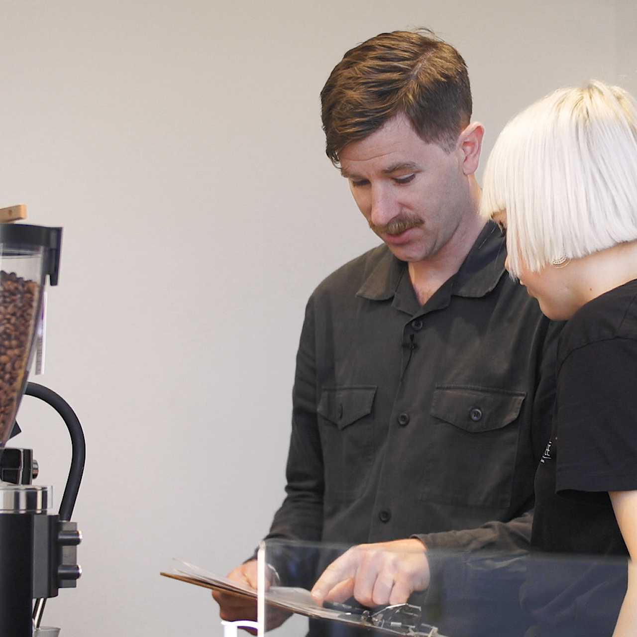 kasper-tjekker-roc-app-med-kollega