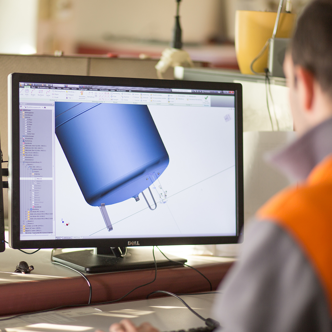 Mand arbejder på 3d tegning af beholder