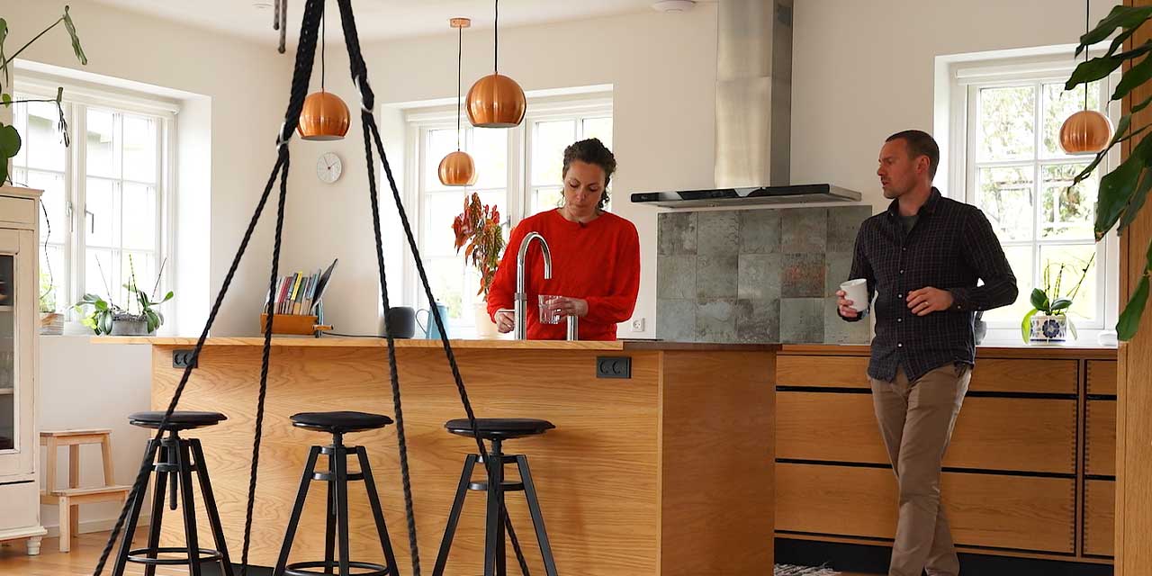 Rikke og Rasmus sparer penge på husforsikringen med vandalarmer