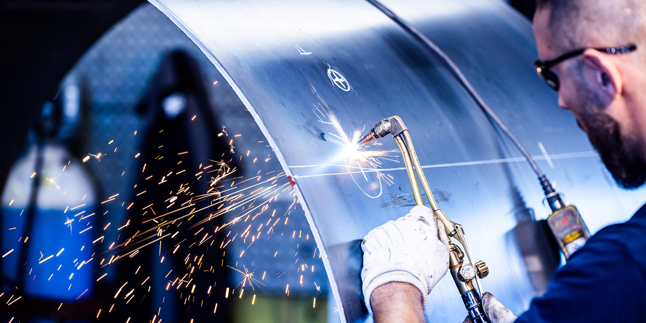 Mand opsvejser varmtvandsbeholder