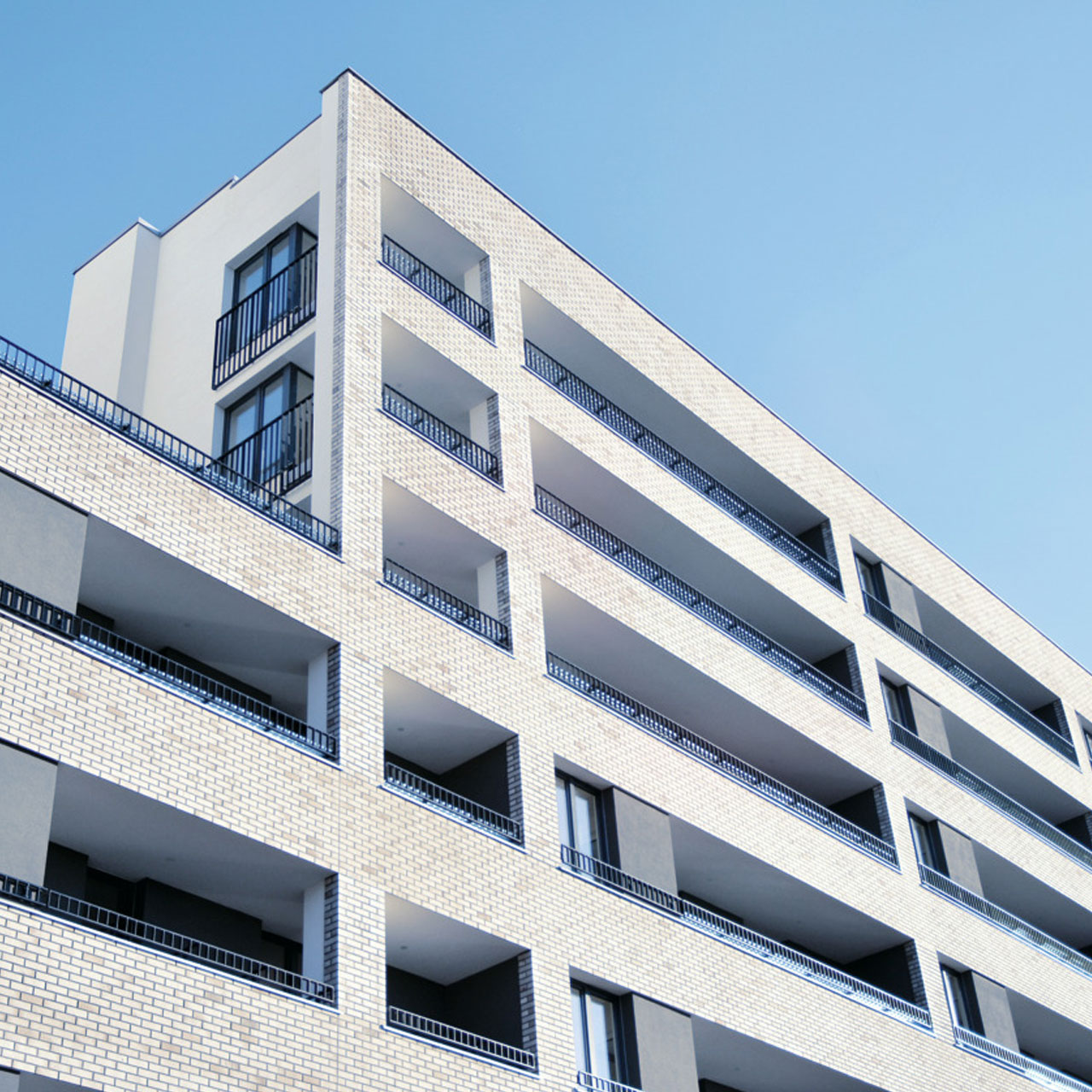 nybyg ejendom med blå himmel
