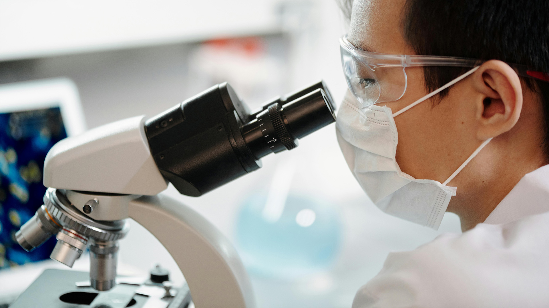 Laboratorieassistent undersøger for legionella