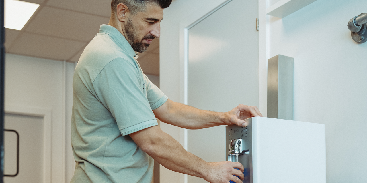 Få en vandkøler i receptionen eller på kontoret