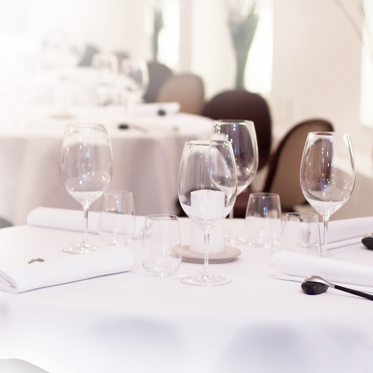 Smukt service på bordet i restauranten