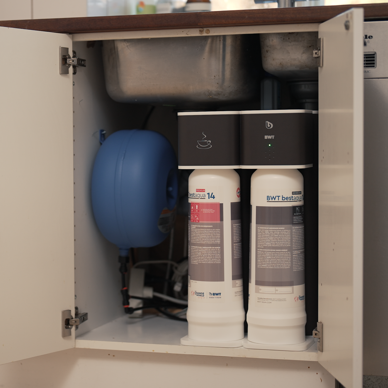 Vand til kaffebrygning passer i køkkenskabet