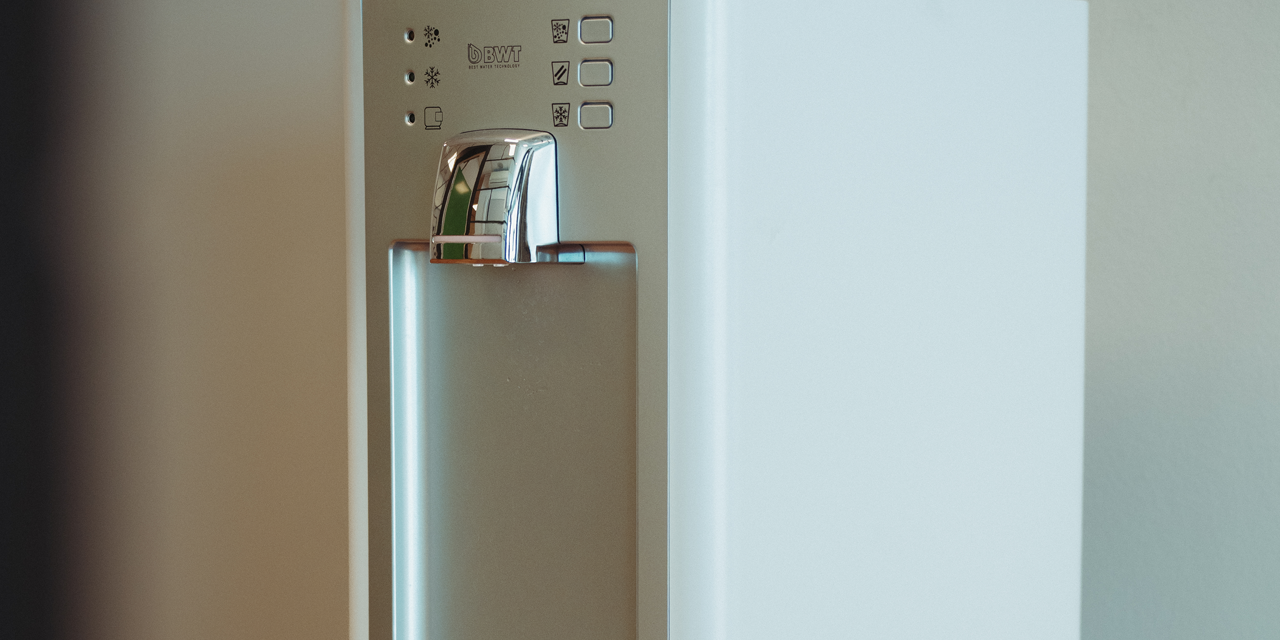 AQA drink vandkøler i receptionen hos Godtand