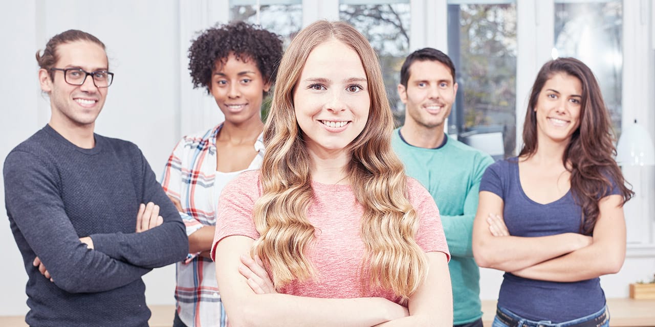 Absolventen vor Gebäude