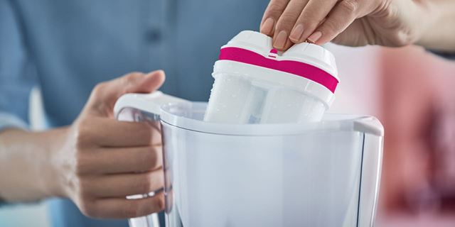 Tischwasserfilter Kartusche wechseln