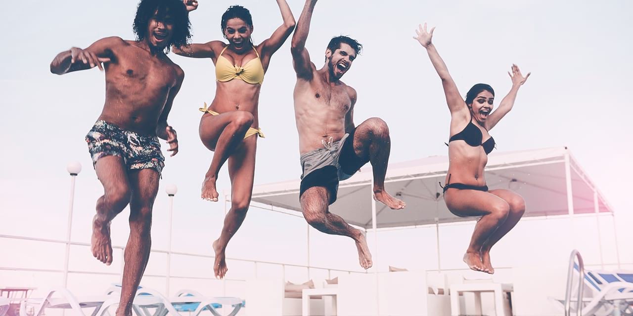 Junge Menschen springen in Pool auf dem Dach