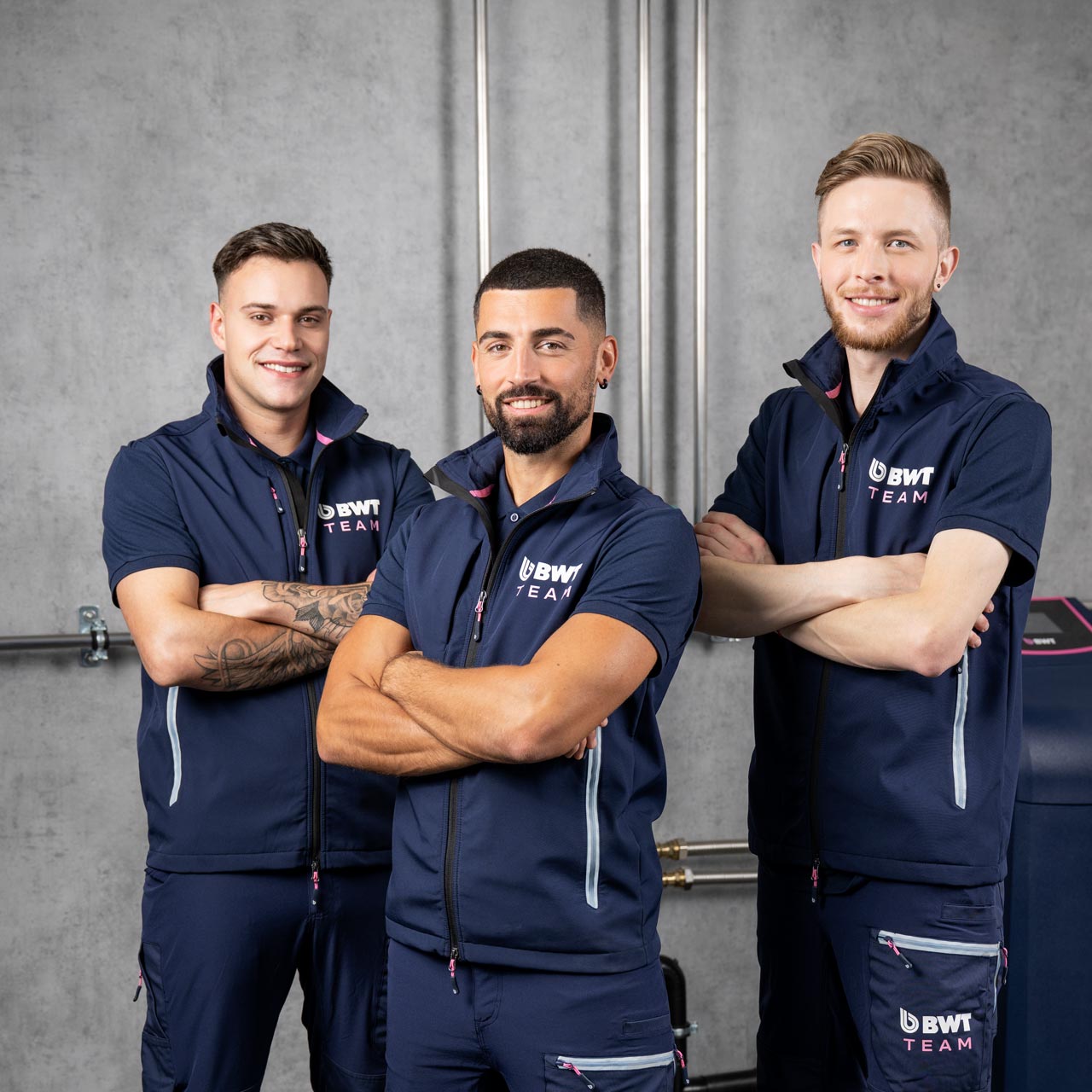 Drei BWT Servicetechnier posieren für ein Gruppenfoto.