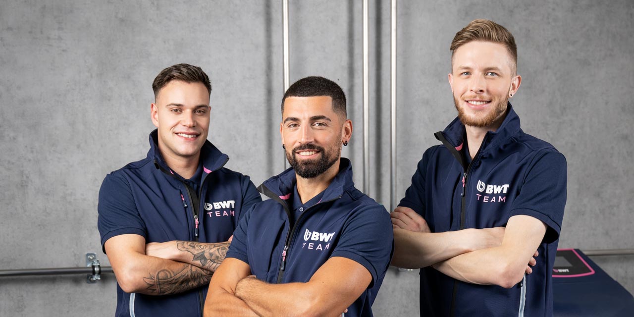 Drei BWT Servicetechnier posieren für ein Gruppenfoto.