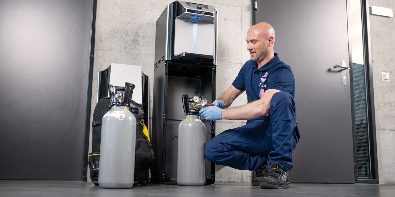 Servicetechniker arbeitet an einem Wasserspender.