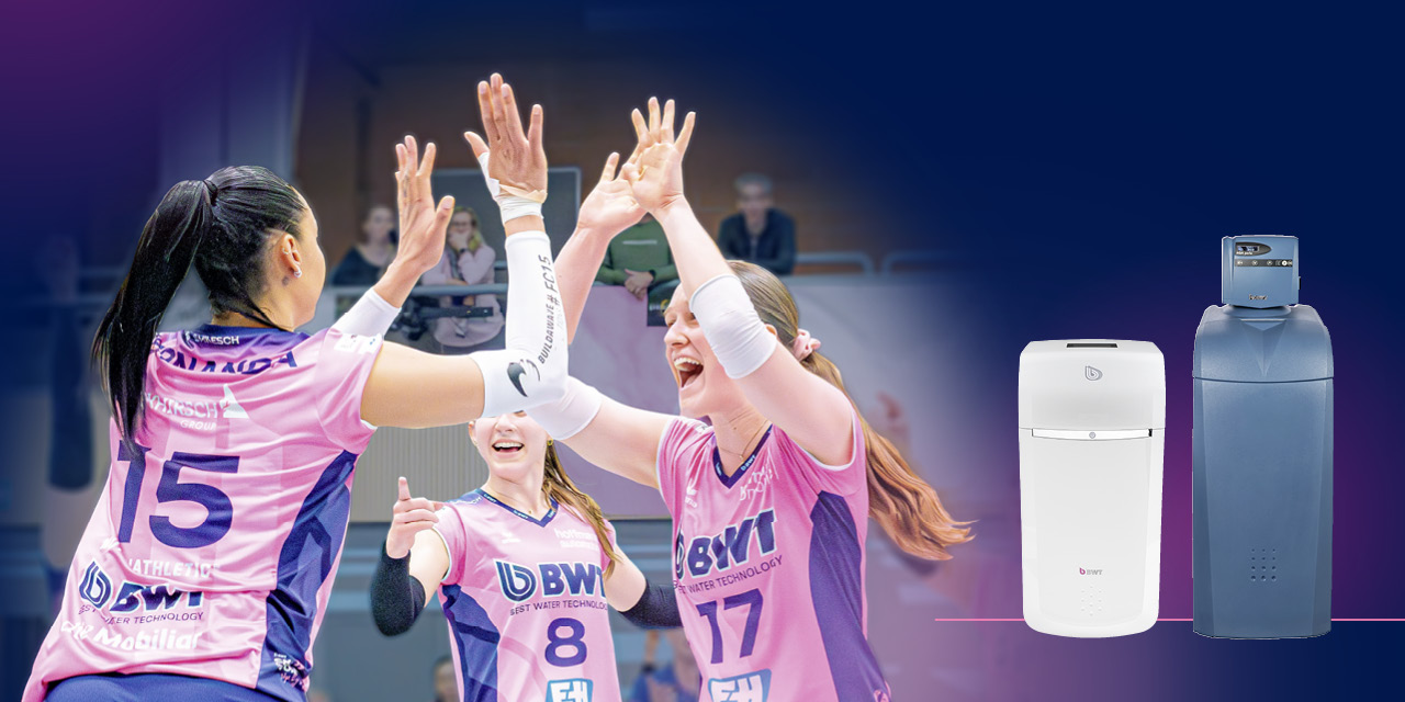 BWT-Werbung mit Volleyballspielerinnen und Wasserenthärtungsanlagen.