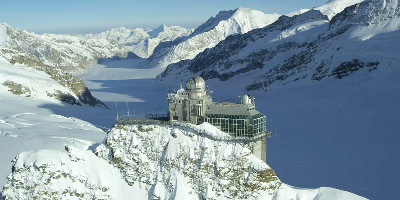 Ausblick vom Jungfraujoch mit Spruch: Der höchste Wasserspender der Schweiz.