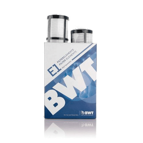 Zwei Filterelemente in einer Kartonschachtel.