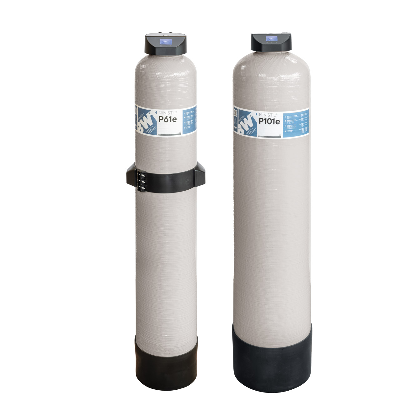 Zwei vertikale BWT‑Vollentsalzungspatronen mit digitalem Messkopf, freigestellt