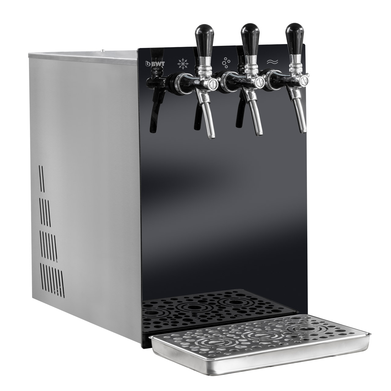 Schwarzer Wasserspender mit drei Zapfsäulen.