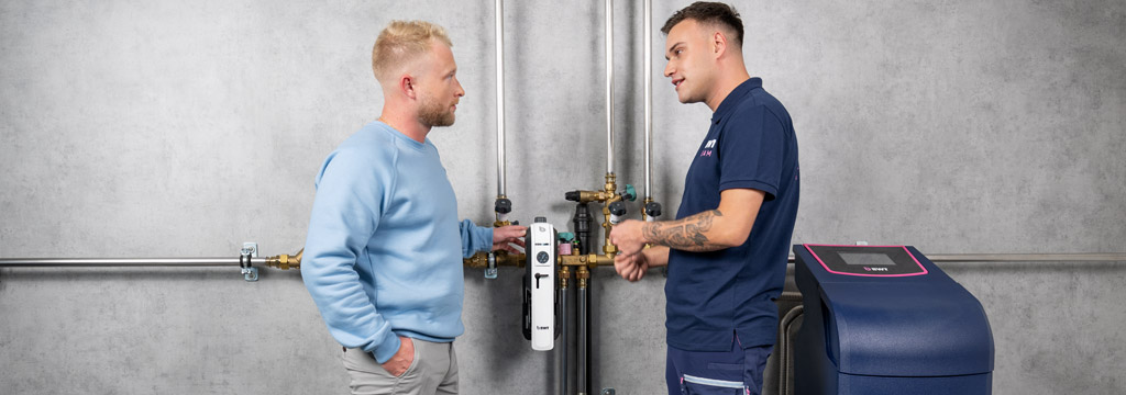 Servicetechniker spricht mit Kunde über BWT Einhelbelfilter.