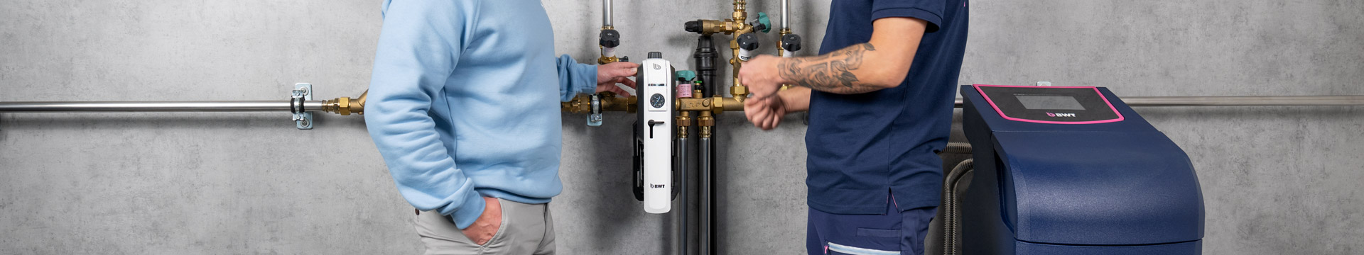 Servicetechniker spricht mit Kunde über BWT Einhelbelfilter.