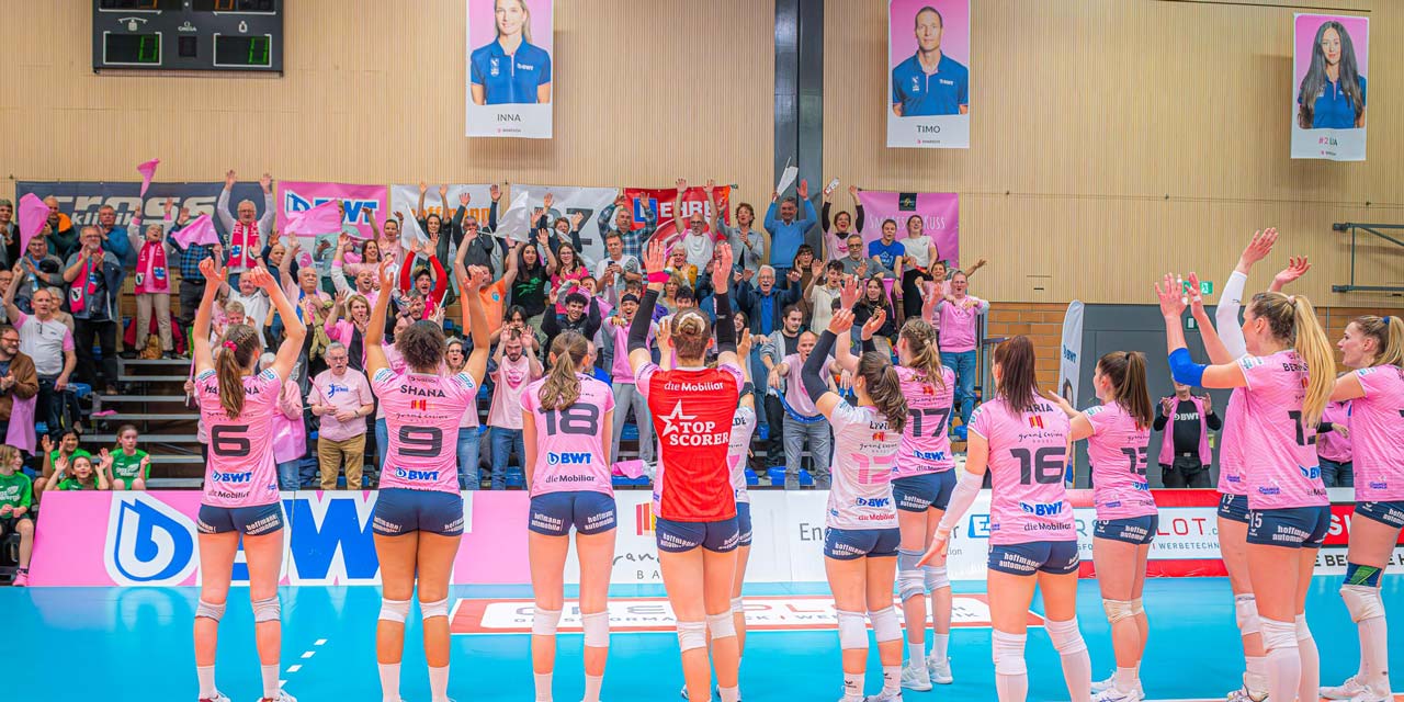 Volleyball-Team Sm'Aesch Pfeffingen feiert mit Fans. 