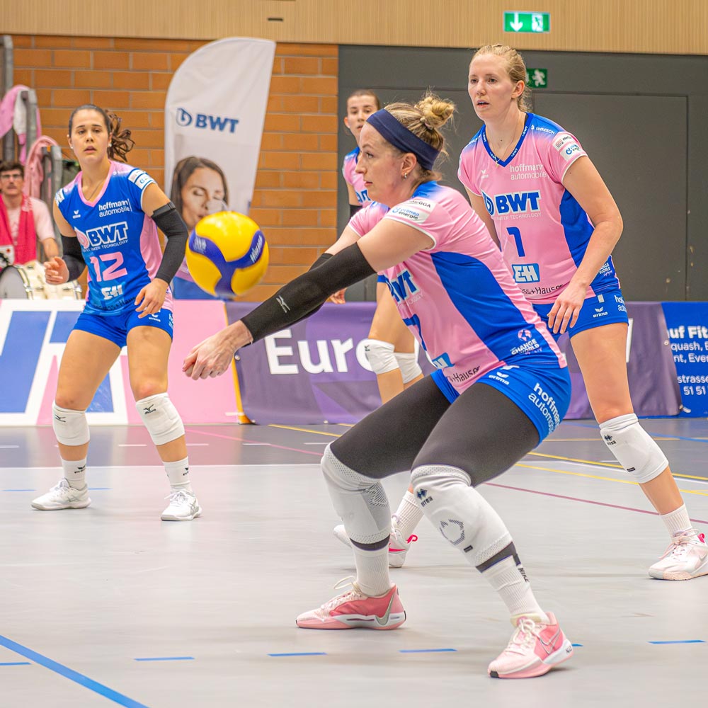 Eine Volleyball-Spielerin macht eine Manchette.