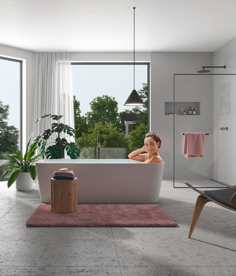 Frau sitzt in einer Badewanne.