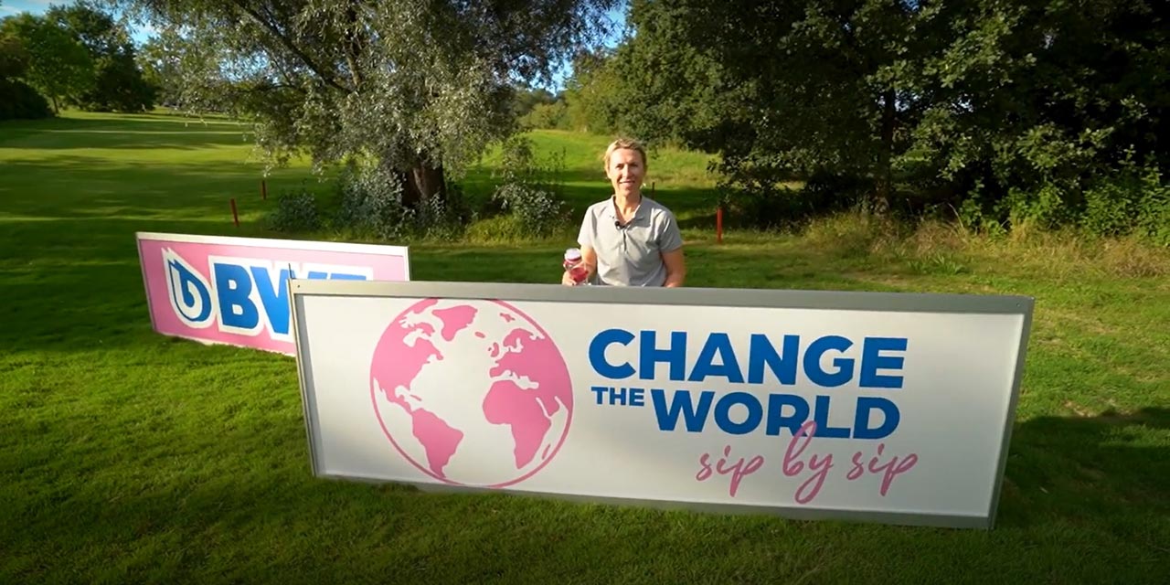 Frau erklärt im Video, warum sie sich für eine Bottle Free Zone entschieden haben.