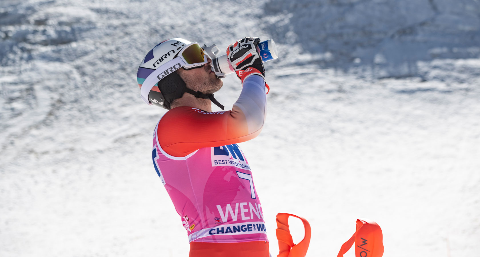 Swiss Ski-Star Daniel Yule trinkt aus einer wiederverwendbaren BWT-Trinkflasche.