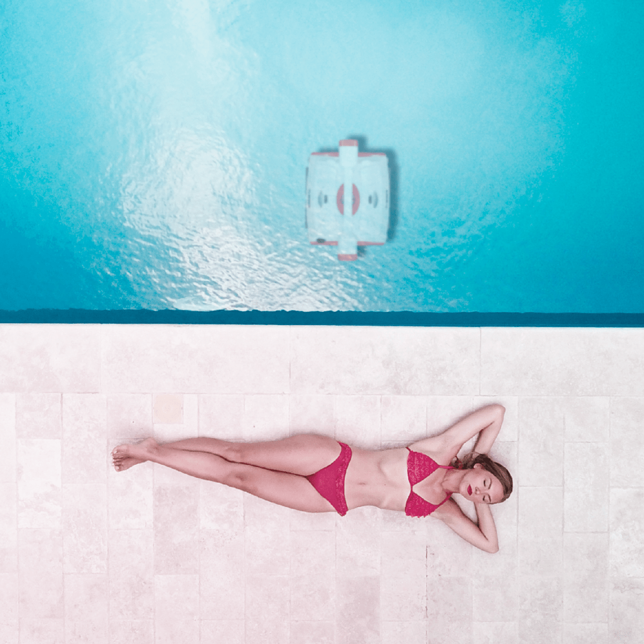 Reinigungsroboter im Swimming Pool.