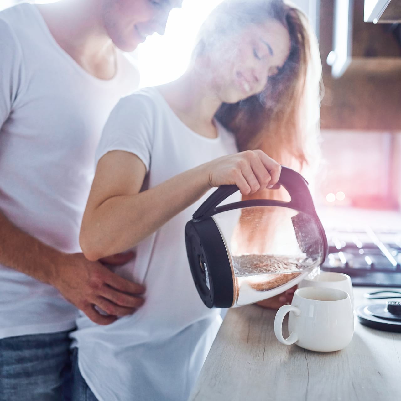 Junges Paar genießt Kaffee am Morgen mit gefiltertem und mineralisiertem Wasser.