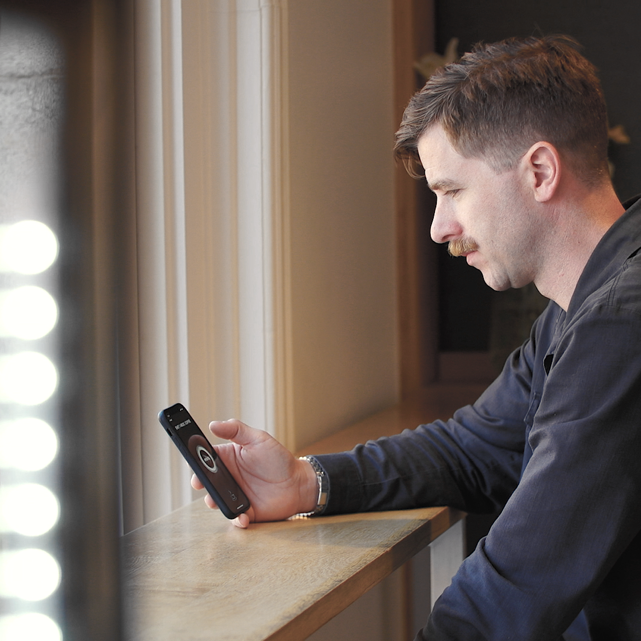 Kasper-gennemgaar-driftparameter-paa-roc-coffee-anlaegget