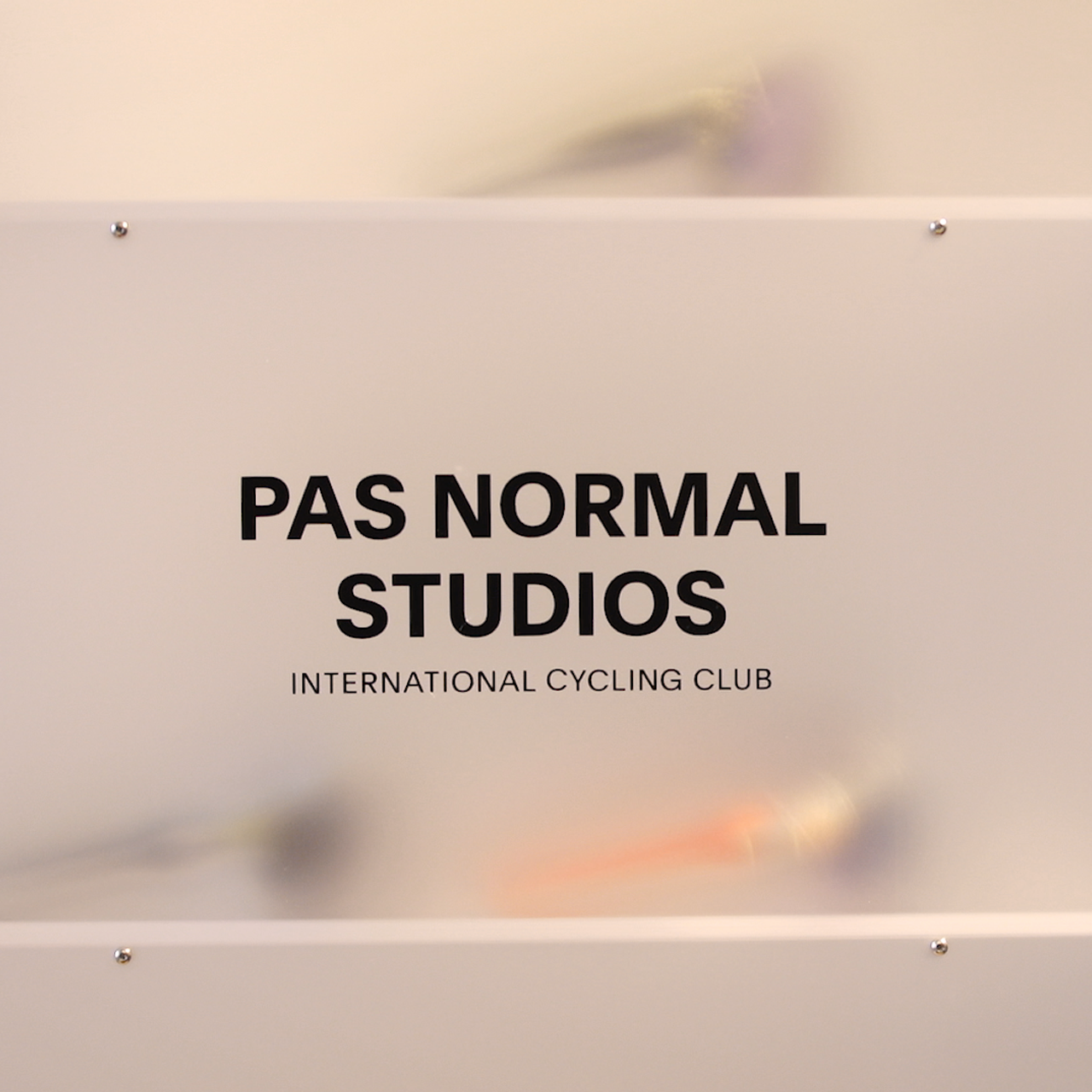 pas-normal-studios-toejbutik