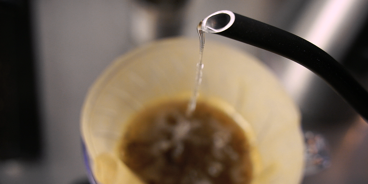 pour-over-kaffe-lavet-med-roc-coffee-vand