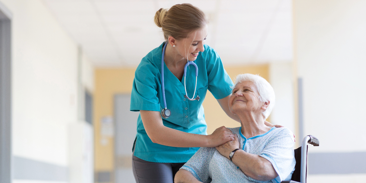 sygeplejerske tager sig af ældre person