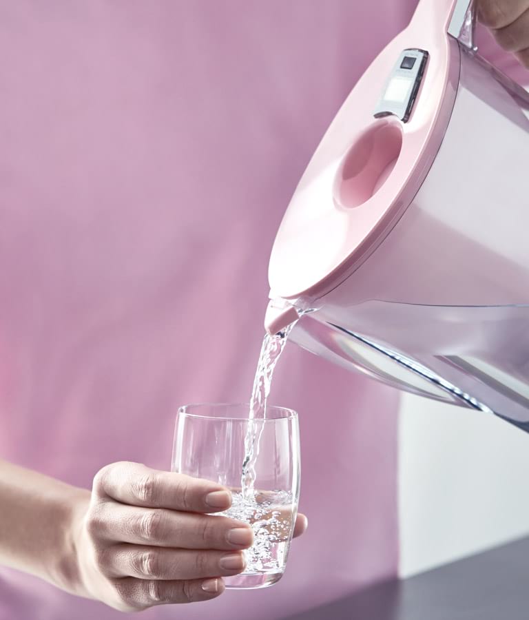 Tischwasserfilter eingiessen