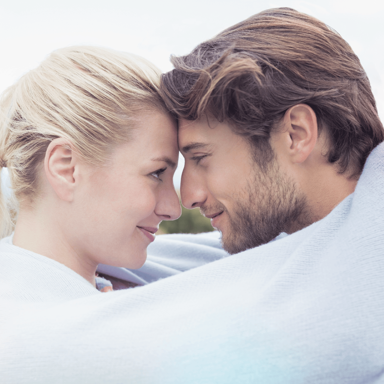 Pärchen in Decke gehüllt