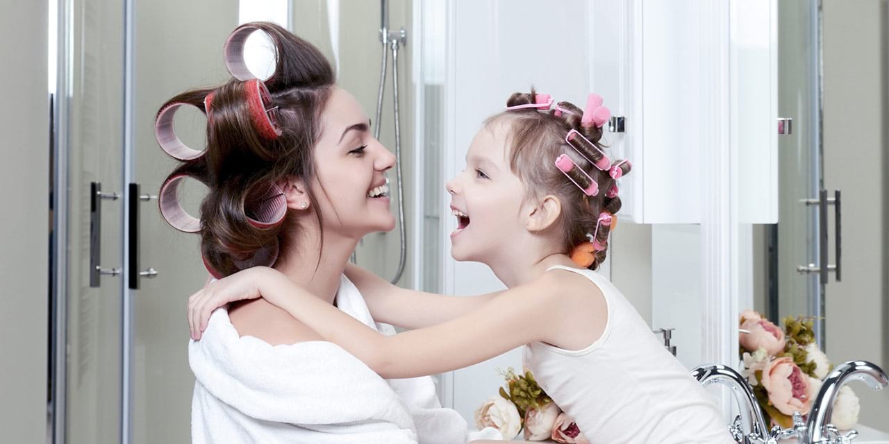 Mutter und Tochter im Bad