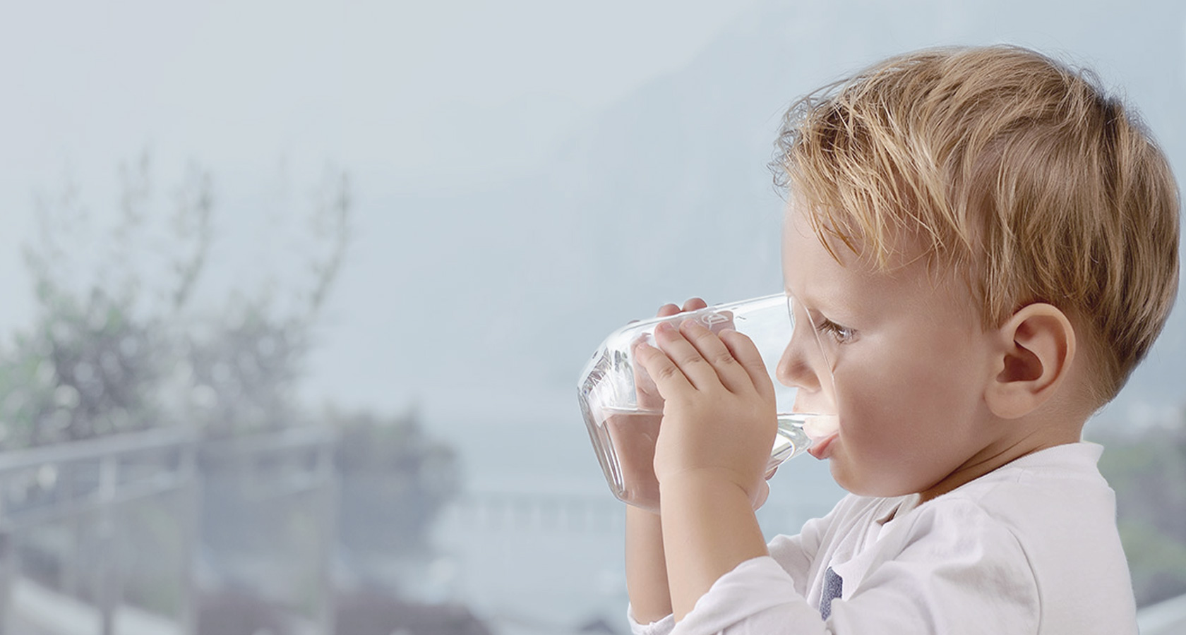 Junge trink sauberes Wasser