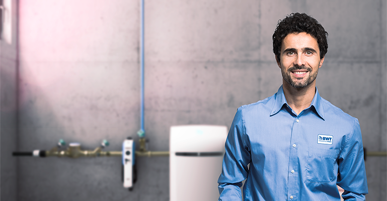 Installateur in kelder