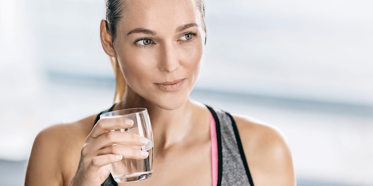 Femme buvant l'eau magnésium de BWT