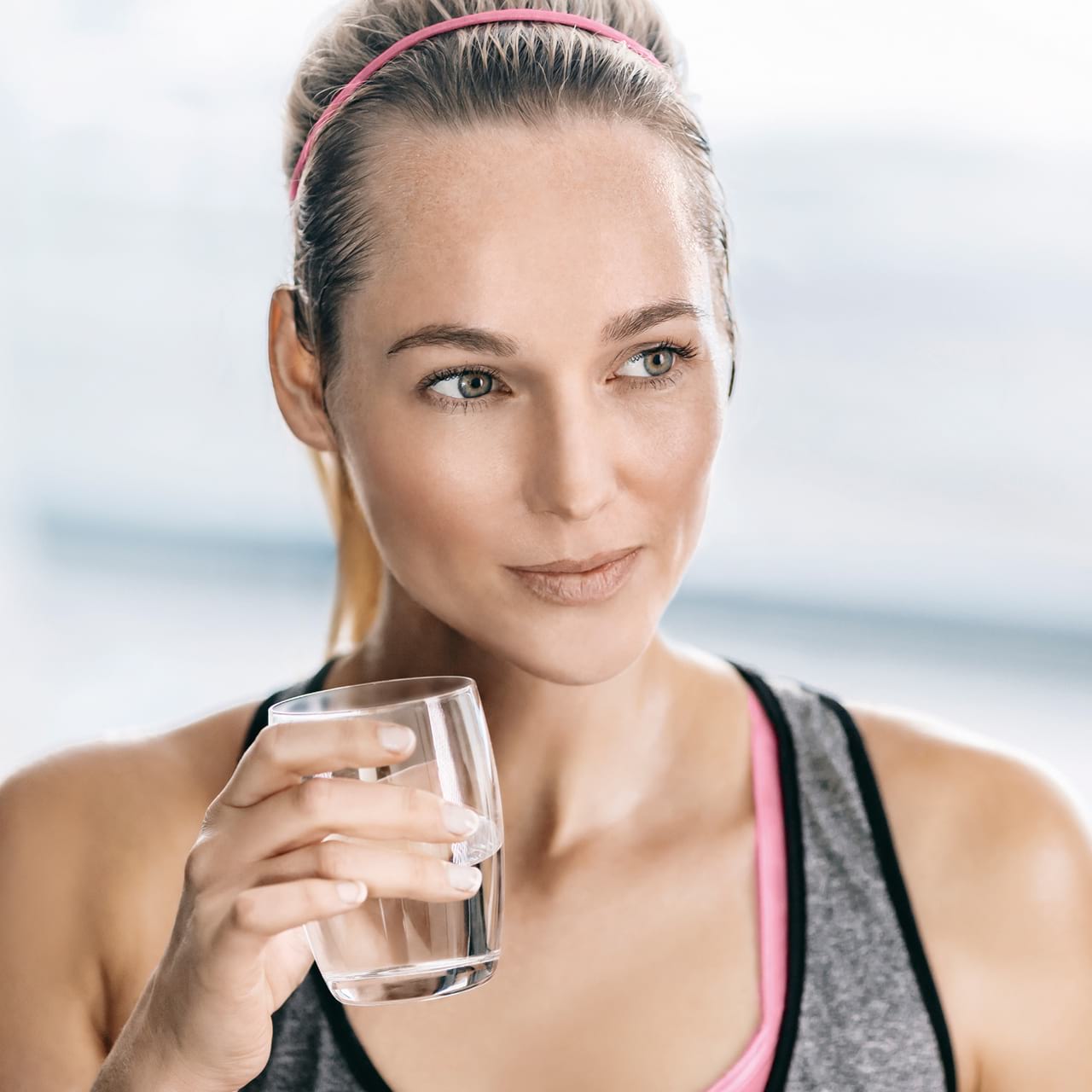 Femme buvant l'eau magnésium de BWT