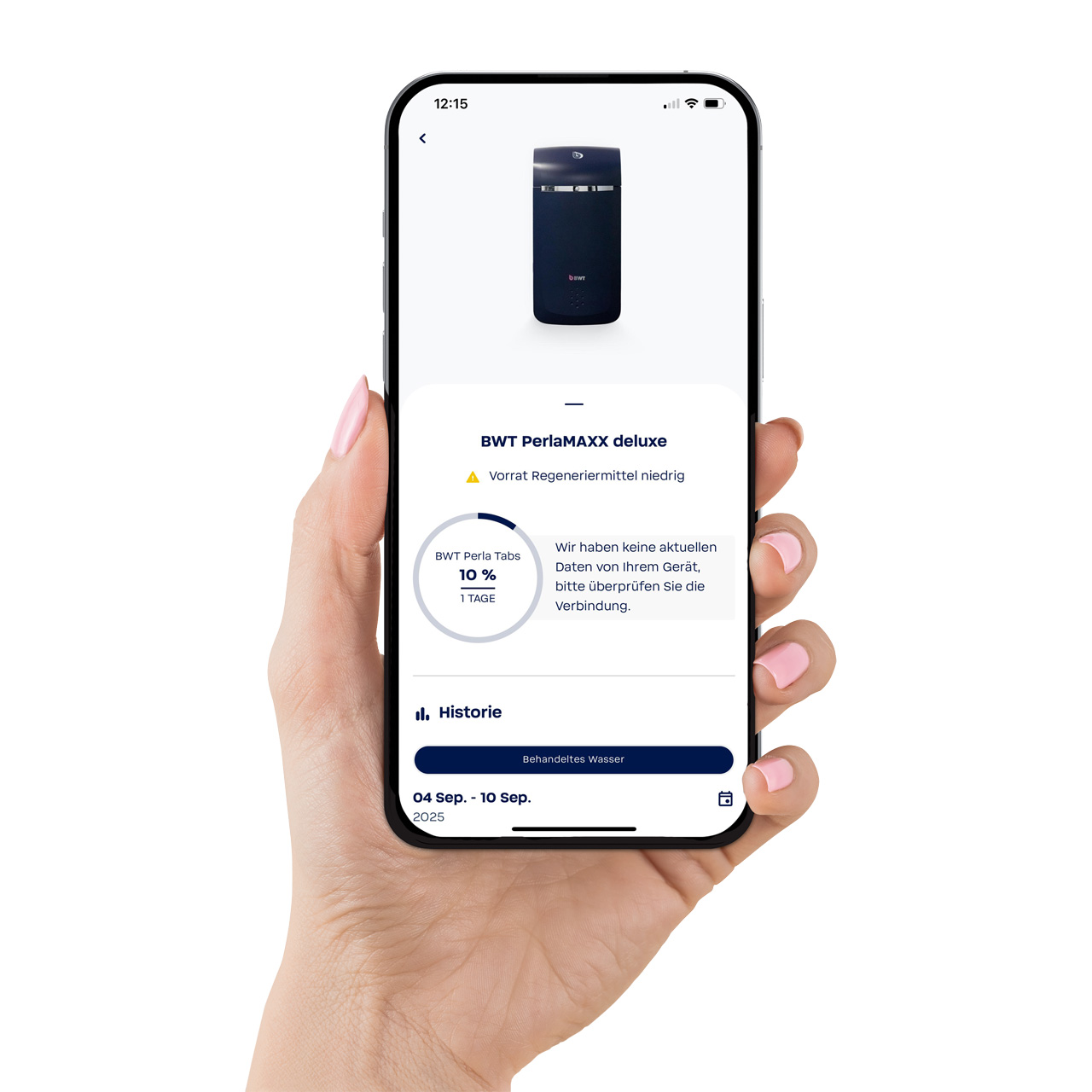 Une main tient un smartphone affichant des informations sur l’application BWT Best Water.